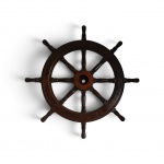 TIMÃO / RODA DE LEME  Grande timão náutico em madeira nobre escuro com fuzis torneados. Diâmetro: 7 x 11 x 1,10  de diâmetro.