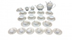 Elegante serviço em porcelana fina europeia ("Fine Porcelain - Made in Europe") com decoração clássica em tom bege e arabescos em relevo.  Composto :  12 xicaras p/ chá , 6 xicaras p/ café, 1 Bule de café com tampa  1 Bule de chá com tampa , 1 Cremeira com tampa  1 Leiteira ,   excelente estado de conservação. Total 22 peças