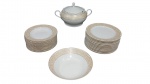 Aparelho de Jantar e Sopa em Porcelana Europeia R.M  Conjunto em porcelana branca com borda em arabescos bege/dourados e filete. Marca "R.M Fine Porcelain - Made in Europe" no verso.  Total de 26 peças: 12 pratos rasos , 12 pratos fundos ,   1 Sopeira c/ tampa: 21 x 33 cm e  1 Saladeira: 9 x 26 cm . Em excelente estado.