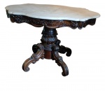 MESA DE APRESENTAÇÃO ESTILO  VITORIANO  EM JACARANDÁ DA BAHIAMÁRMORE  (século XIX ao início do século XX). ricamente entalhada à mão, com motivos florais na saia e folhas de acanto na coluna central. Tampo em mármore branco recortado. Pés em volutas.  Medidas: 77 x 120 x 80 cm. ( RETIRADA COM AGENDAMENTO NA BARRA DA TIJUCA )