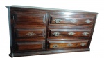Monumental Cômoda-Armário Colonial  Século XIX (Brasil).  executada em jacarandá maciço de nobre vinhatagem e tonalidade escura. Apresenta caixa reta com tampo liso moldurado, frentes de gavetas e portas dispostas em painéis de relevo almofadado (caixilharia). Enriquecida com riquíssimos puxadores e espelhos de fechadura em metal trabalhado e recortado . Acompanha 3 chaves de época. Estrutura interna ampla com prateleiras e divisões de excelente manufatura.  Excelente estado geral de conservação e estrutura, preservando a pátina original e o brilho natural da madeira.Medidas: 1,24 m (altura) x 2,40 m (largura) x 0,90 m (profundidade).(Retirada com agendamento na  Barra da Tijuca)