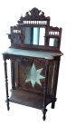 Chapeleira / Toucador estilo Eclético/Vitoriano em madeira nobre entalhada. Alçada superior com espelhos, prateleiras e crista entalhada com galeria de balaústres. Tampo recortado em mármore branco . Corpo inferior com espelhos e painel trabalhado em estrela. Colunas torneadas e prateleira inferior de apoio.  Necessita restauro. Apresenta marcas do tempo, oxidação nos espelhos e trinca no tampo de mármore.  Medidas: 1,76 x 1,02 x 0,45 cm (Retirada com agendamento na Barra da Tijuca)