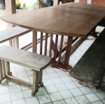Mesa de Jantar em Madeira Maciça com Conjunto de Bancos  com cantos levemente chanfrados e base com ripas verticais. Acompanha conjunto de bancos laterais e de cabeceira no mesmo estilo.  Medidas da Mesa: 3,46 x 1,28 m  Medidas dos Bancos Laterais: 3,45 x 0,33 x 0,47 m e Medidas dos Bancos de Cabeceira: 0,80 x 0,34 x 0,47 m,  Com marcas de uso e pátina do tempo. No estado em que se encontra. ( Reirada com agendamento na Barra da Tijuca)