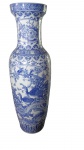 Vaso de Chão em Porcelana Chinesa Blue and White  com rigorosa pintura sobre fundo branco.  A peça apresenta silhueta elegante de pescoço cintado e boca levemente evasê, exibindo em seu corpo medalhões anatômicos decorados com graciosa cena ornitológica e floral, destacando-se aves do paraíso e pavões pousados entre galhos e peônias em flor. A composição é emoldurada por ricas faixas ornamentais com motivos geométricos e arabescos estilizados no bordo e na base.  Pintura sob vitrificado (Blue and White)  Dimensões: 29 cm de diâmetro x 1,25 m de altura. Made in China. Bom estado geral