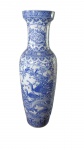 Vaso de Chão em Porcelana Chinesa Blue and White  com rigorosa pintura sobre fundo branco.  A peça apresenta silhueta elegante de pescoço cintado e boca levemente evasê, exibindo em seu corpo medalhões anatômicos decorados com graciosa cena ornitológica e floral, destacando-se aves do paraíso e pavões pousados entre galhos e peônias em flor. A composição é emoldurada por ricas faixas ornamentais com motivos geométricos e arabescos estilizados no bordo e na base.  Pintura sob vitrificado (Blue and White)  Dimensões: 29 cm de diâmetro x 1,25 m de altura. Made in China. Bom estado geral