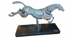 DORY BOTTERI (1928 -2020) Cavalo em Salto. Escultura modernista em bronze fundido e patinado. Peça assinada no corpo. Fixada sobre base de granito polido. Medidas: 68 x 46 cm (escultura); 64 x 22 cm (base).