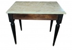 MESA LATERAL  ESTILO NEOCLÁSSICO em madeira nobre de tom escuro, com tampo retangular em mármore claro de cantos suavemente arredondados. Caixa reta de saia lisa e pernas torneadas em fuso afunilado. Ombreiras decoradas com entalhes em rosetas florais.  medindo 50  (altura) x 60 cm (largura) x 40 cm (profundidade) Apresenta desgaste natural do tempo e marcas de uso condizentes com a época. ( Retirada com agendamento no bairro Humaitá )
