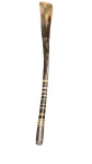 Antiga calçadeira longa em chifre trabalhado, apresentando cabo com anéis intercalados e empunhadura anatómica. Apresenta marcas do tempo e de uso. Comp.: 54 cm.