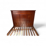 Antiga  cama  madeira nobre início do século XX, dita cama de viúvo, cabeceira e pés da cama altos, estrado inteiriço com parte de uma haste quebrada, não atrapalhando a sustentação do colchão. Sem colchão. medidas 130 x 195 cm,