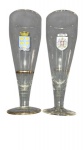 Par de copos para cerveja em vidro transparente com brasões esmaltados  WIEN, Viena e filete dourado e outra com brasão heráldico coroado. Corpo alongado com leves frisos verticais e base circular, europeia, meados do século XX. Com sinais de uso e desgaste no dourado. Altura 20 cm