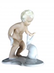 Escultura em Porcelana Alemã  Schaubach Kunst  criança com coelho. Marca da manufatura na base.  Medidas: 14 x 12 cm