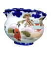 Cachepot  em Porcelana Japonesa Nippon (c. 1891-1921)   de corpo bojudo com borda ondulada em azul cobalto. Decoração delicadamente pintada à mão com cena oriental de figuras femininas em jardim tradicional com pagode. Marcado na base "Hand Painted in Nippon".  Medidas: 11 cm x 15 cm  Época: Período Nippon (c. 18911921)