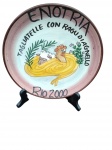 Prato da Boa Lembrança  Enotria (Rio, 2000) em cerâmica pintada à mão da Associação dos Pratos da Boa Lembrança, referente ao restaurante Enotria (Rio de Janeiro, 2000). Ilustra o prato "Tagliatelle con Ragu di Agnello". Verso com marca oficial. Medida: 27 cm de diâmetro. Em excelente estado.