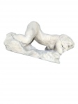 Arte Erótica  Escultura em Argila Figura feminina nua debruçada sobre base rochosa. Peça em argila modelada com acabamento claro. Medidas aprox.: 17,5 x 17 cm.