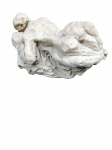 Escultura em argila patinada, arte erótica Representação escultórica de casal em ato íntimo reclinado sobre base orgânica. Modelagem expressiva .Medidas: 33 x 18 cm.  Avaria na região do pescoço (cabeça com restauro de colagem).