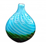 Vaso em Vidro Artístico (Estilo Murano) Azul e Verde com detalhes em pó de ouro . Medidas: 35 x 27 cm. Atenção: Apresenta quebrado seco (no estado).