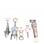 Conjunto composto por 5 abridores e sacarrolhas variados: golfinho em metal, sacarrolhas mecânico de alavanca, duas peças figurativas em madeira pintada à mão e abridor com cabo em madeira entalhada em forma de elefante. Apresentam marcas do tempo e desgaste natural. Vendidos no estado. Medida do maior 19 cm