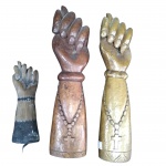 Conjunto de 3 figas em madeira entalhada: duas maiores decoradas com rosário  em relevo e uma menor com aplicações em metal trabalhado. Medidas: de 13 cm a 27 cm de altura. Apresentam marcas do tempo e pátina natural. Vendidas no estado.