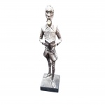 Escultura em Madeira Dom Quixote -  Espanha - entalhada representando Dom Quixote lendo. Peça numerada da reconhecida manufatura espanhola Ouro Artesanía (N.º 576-1). Medida: 26 cm de altura. Em excelente estado de conservação.