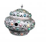 Luminária  Marroquina com Pedrarias Coloridas decorativa em metal  vazado, ricamente ornamentada com cabochões coloridos incrustados. Corpo bojudo e tampa superior pontiaguda. Medida: 30 cm de altura. Apresenta pátina do tempo e bom estado de conservação.Falta fiação. Vendida no estado.
