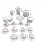 Serviço de Café e Chá "Porcelana Renner - Porto Alegre"  com decoração floral ,Série Médaillon,  Composto : 1 bule p/ café ( 19 cm), 1 bule p/chá , 1 leiteira , 1 açucareiro, 1 manteigueira com tampa, 6  pratos de sobremesa e 11 xicaras   de café (5,5 x 5 cm) com pires. Excelente estado de conservação. Peça marcada na base. Vendido no estado. OBS: 1 prato de sobremesa com 1 pequeno bicado. Veja imagens extras. Total 22 peças.
