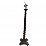 Antigo abajour  de chão no estilo Neo-manuelino / colonial  em madeira nobre  entalhada com coluna espiralada e base trabalhada. Possui dois bocais para lâmpadas e haste de suporte para cúpula (haste amassada). Peça no estado, com marcas do tempo.Medidas: Altura: 1,40 m VEJA IMAGEM EXTRA