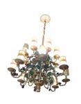 Imponente Lustre Florentino em Bronze e Metal com Uvas e Folhagens  trabalhado e pintado, ornamentado com motivos florais, folhas verdes e cachos de uvas aplicados. Múltiplos braços em dois níveis com cúpulas plissadas em tecido.Medidas: 1,85 m (altura) x 1,10 m (diâmetro aprox.). Bom estado geral de conservação; funcionando. (RETIRADA DO TETO POR CONTA DO COMPRADOR  COM AGENDAMENTO NA BARRA DA TIJUCA)