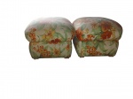 Par de Puffs Estofados Floral revestidos em tecido com padronagem floral  Medindo   36 cm (altura) x 48 cm (largura) x 48 cm (profundidade) Bom estado geral de conservação.