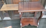 Mesa Lateral de Apoio em Madeira nobre com Prancha Retrátil   de tom castanho. Tampo retangular moldurado, prateleira inferior recortada e pés curvados. Conta com uma bandeja/prancha retrátil na lateral para extensão de apoio.Medidas: 65 cm (altura) x 56 cm (largura) x 45 cm (profundidade). Bom estado geral de conservação, com marcas naturais do tempo e de uso no acabamento.( Retirada com agendamento na Barra da Tijuca)