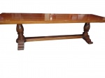 Grande Mesa de Jantar em Madeira Maciça acabamento envernizado em tom mel. Tampo retangular maciço com moldura perimetral, assente sobre base do tipo conventual com duas colunas centrais torneadas e travessa inferior de travamento.Medidas: 3,00 m (comprimento) x 1,05 m (largura) x 0,76 m (altura aprox., com tampo de 6 cm de espessura). Bom estado geral de conservação, apresentando excelente brilho e marcas discretas de uso e do tempo no acabamento.(Retirada com agendamento na Barra da Tijuca)