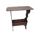 Mesa Lateral de Apoio com Revisteiro em Madeira nobre tampo superior recortado de contorno ondulado e estrutura inferior com porta-revistas/revisteiro integrado com divisórias.Medidas: 62 cm (altura) x 58 cm (largura) x 28 cm (profundidade).Apresenta desgaste natural no acabamento, marcas de uso e pequeno quebrado no canto da madeira.( RETIRADA COM AGENDAMENTO NA BARRA DA TIJUCA)