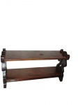 APARADOR CONSOLE EM MADEIRA MACIÇA ESTILO RÙSTICO com  duas prateleiras , Laterais recortadas e vazadas ornamentais. Medidas: 1,48 x 0,40 x 0,81 m.(Apresenta marcas de uso e desgastes no verniz). Retirada com agendamento na Barra da Tijuca.
