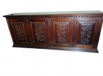 BUFFET APARADOR EM MADEIRA NOBRE 4  portas almofadadas e entalhadas no estilo Colonial Espanhol , Superior ornamentado com friso de pinhas torneadas interior com  5 gavetas. Medidas: 2,16 x 0,48 x 0,95 m (Sinais discretos do tempo e de uso) Retirada com agendamento na Barra da Tijuca .