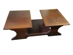 MESA DE CENTRO EM MADEIRA estilo moderno rústico com inspiração MID - CENTURY - 2  níveis em madeira maciça com nicho central rebaixado e laterais recortadas. Medidas: 1,23 x 0,64 x 0,92 m .(Sinais de uso e marcas de tempo no verniz). Retirada com agendamento na Barra da Tijuca