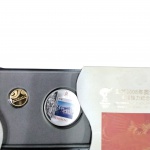 PEQUIM 2008  CONJUNTO DE MEDALHAS EM OURO E PRATA Conjunto oficial comemorativo do Revezamento da Tocha Olímpica de Pequim 2008 (Hong Kong), contendo 1 medalha em ouro 3,11 gr e 1 medalha em prata 31 gr .Acompanha estojo original e Certificado de Autenticidade numerado (077758). Tiragem de 290.000 exemplares.
