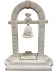 MONUMENTO "MARCO DA PAZ" EM MÁRMORE  Escultura em mármore com portal, sino suspenso e placa comemorativa da ACSP ("A paz no mundo depende de cada um de nós").Medidas: 25 x 22 cm
