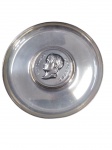 CHRISTOFLE  SALVA  EM METAL ESPESSURADA A PRATA  "NAPOLÉON EMPEREUR"  da conceituada Maison Christofle. Apresenta ao centro medalhão em relevo com o perfil do Imperador Napoleão Bonaparte e a legenda "Napoléon Empereur". Verso finamente trabalhado com grinalda de louros, abelha imperial e contrastes do fabricante. Diâmetro: 12cm.(Excelente estado de conservação).