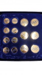 JOGO DE BOTÕES OLÍMPICOS PARA BLAZER (14 PEÇAS)Conjunto oficial com 6 botões grandes e 8 pequenos em metal dourado e esmalte azul com os Anéis Olímpicos. No estojo de veludo original