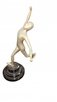 ESCULTURA / TROFÉU EM BRONZE  Figura estilizada em bronze sobre base de granito preto com vestígios de azinhavre. Placa do "Prêmio Cooper Show do Esporte 1994". Medidas: 40 cm de altura x   8  x15cm de base .
