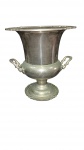 Balde para Champanhe em Metal Prateado com pedestal e alças laterais trabalhadas em relevo. Borda e base com acabamento moldado em estilo clássico. Dimensões: 27 cm x 25 cm apresentando pátina e oxidação natural no banho de prata.