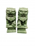 Par de Leões Guardiões Chineses (Cães de Foo) em Pedra Verde polida, sobre pedestais ornados com relevos geométricos.  Dimensões: 11 cm x 7 cm cada .Bom estado geral.