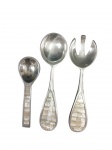 Conjunto de 3 Talheres de Servir em Metal Prateado e Madrepérola composto por par de salada (garfo e colher) de grande porte e colher complementar de servir. Peças em metal prateado com cabos trabalhados em mosaico de madrepérola.  Dimensões: 31 cm (par de salada) e 23 cm (colher) Bom estado geral, com madrepérolas íntegras e ligeira pátina no verso.