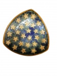 Prato Decorativo Triangular em Metal Dourado e Esmalte (Al Jaber Gallery) apresenta rico acabamento esmaltado em  azul e verde, ornamentado por constelação de estrelas douradas em relevo. Etiqueta de proveniência no verso (Al Jaber Gallery).  Dimensões: 18  x 18 cm   Bom estado geral, apresentando superfície esmaltada íntegra e leves marcas no verso.