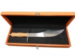 Sabre de Sabrage para Champanhe em Aço e Madeira "Grand Cru" Lâmina em aço inoxidável com curvatura pronunciada, guarda em metal e cabo ergonomicamente trabalhado em madeira. Acompanha estojo original de madeira com fecho e interior forrado .Comprimento: 39 cm. Excelente estado geral.
