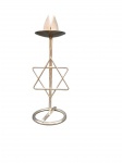 Castiçal Judaico em Metal Prateado com Estrela de David. Base circular  e prato superior com espigão. Altura: 22 cm .Bom estado geral, com pátina original do metal.