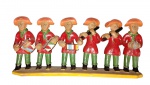 ARTE POPULAR - ZÉ CABOCLO FILHO - "Banda de pífano " - Escultura em barro cozido, modelada e policromada. Primorosamente detalhada e esculpida. Filho e discípulo de Zé Caboclo, José Antonio da Silva (1921-1973), que pertenceu ao grupo de artistas populares do Alto do Moura, Caruaru - PE. Medindo 32 x 7 x 13 cm . TOTAL: 01 PEÇA