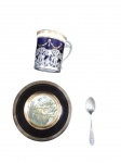 Xícara de café em porcelana inglesa Aynsley azul cobalto suporte vazado com asa e colher de café em prata esterlina contrastada. Acompanha pires decorado com cisnes, Inglaterra circa  1910 -1930 punções britânicos de prata no suporte e na colher. Excelente conservação, com pátina natural na prata,medindo   5 x 5 cm.