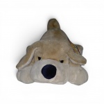 Pelúcia Vintage "Patrick the Pup"   Cão de pelúcia clássico colecionável da renomada grife americana FAO Schwarz, deitado em tons de bege e creme, com textura macia e orelhas longas e caídas. Destaque: Acompanha a etiqueta original de papel preservada, trazendo o texto temático completo sobre o personagem. Dimensões: 55 x 43 cm aproximadamente. Excelente estado de preservação, pelúcia limpa e etiqueta original íntegra. Ideal para colecionadores de brinquedos vintage e artigos de grife.