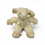 Antiga girafa de pelúcia com chocalho embutido, fabricada pela prestigiada marca americana Russ Berrie & Co.  veste um macacão integrado amarelo claro com laço de poás, mantendo os detalhes característicos da pelagem nas extremidades e orelhas.Época: Circa anos 1980 / 1990. Origem:  Fabricada na China.  Excelente estado de preservação. Pelúcia limpa, costuras firmes e etiqueta original de tecido  perfeitamente preservada.