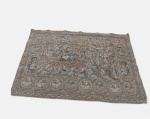 Importante e decorativa tapeçaria  artesanal  oriental, executada em tecido com rico bordado manual em relevo, apresentando composição figurativa de grande detalhamento.A peça exibe cena central com múltiplos personagens em trajes tradicionais, representando narrativa cortesã, histórica  cercada por elaborada moldura com medalhões e elementos ornamentais .O trabalho evidencia apuro técnico, com riqueza de texturas e minúcia nos detalhes. Medindo 1,40 x 2,04 cm